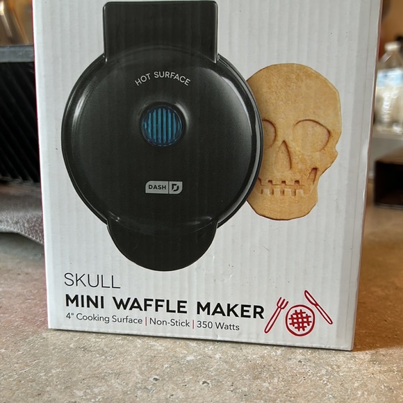 Skull Mini Waffle Maker - Picture 3 of 4